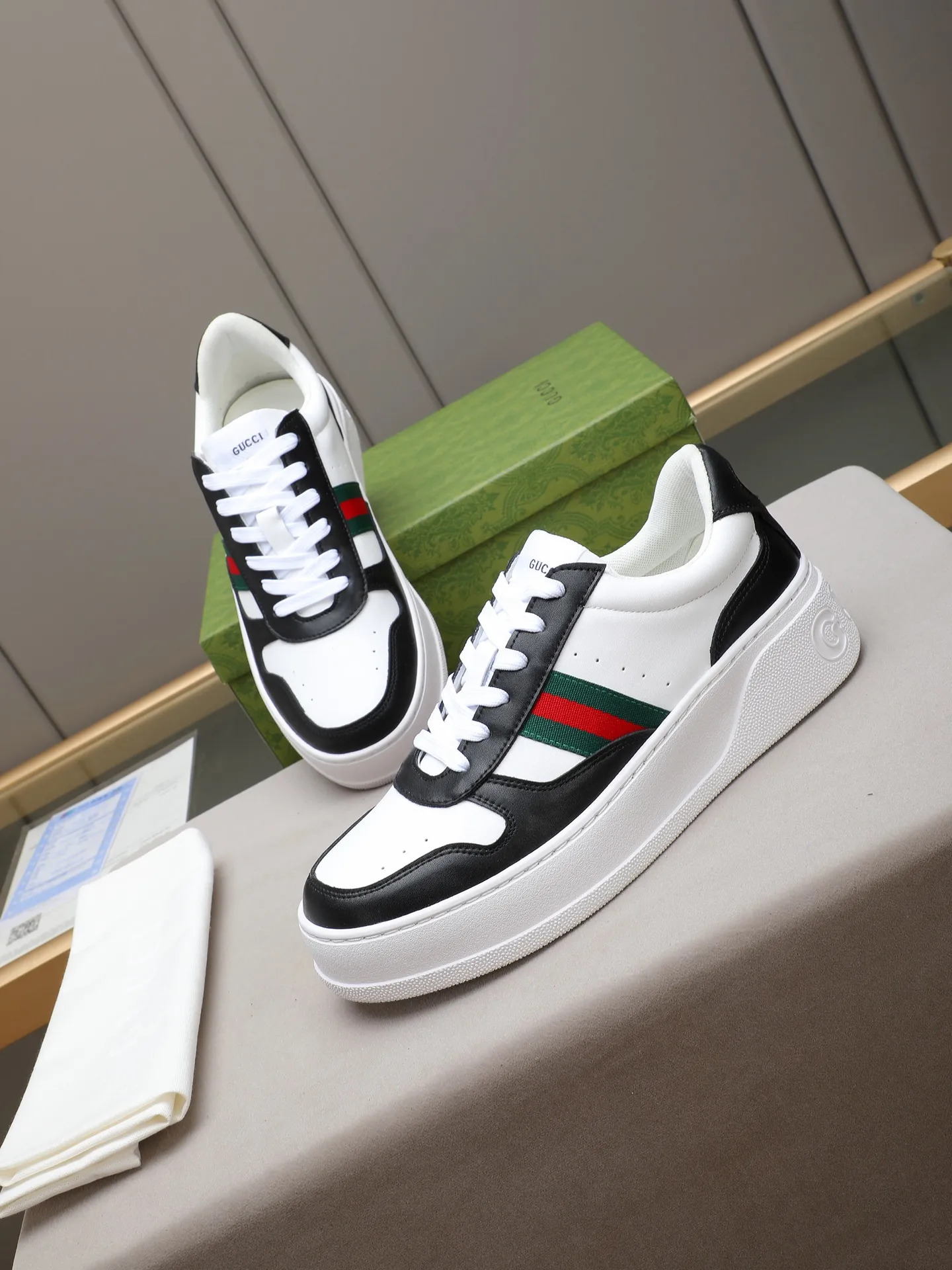 PP420 new men's shoes GUCCI fashion trend, made of first-layer calfskin➕breathable mesh lining! The foot feels super comfortable and the workmanship is impeccable. The original ultra-light outsole, size: 38-44 (45 customized), 5 colors to choose from!